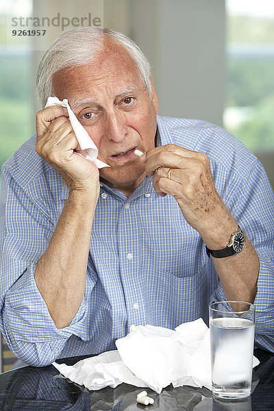 Senior Senioren Mann nehmen Gesundheitspflege abwischen