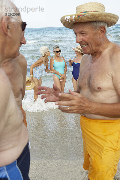 Senior Senioren Mann sprechen Strand