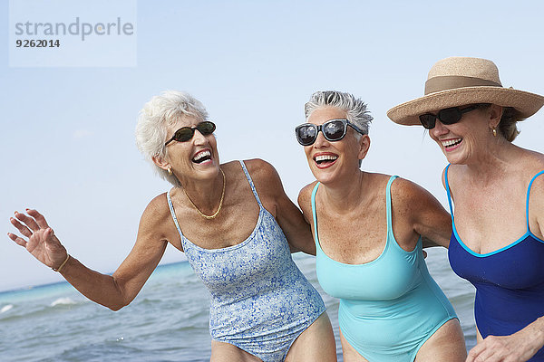 Senior Senioren Frau gehen Strand