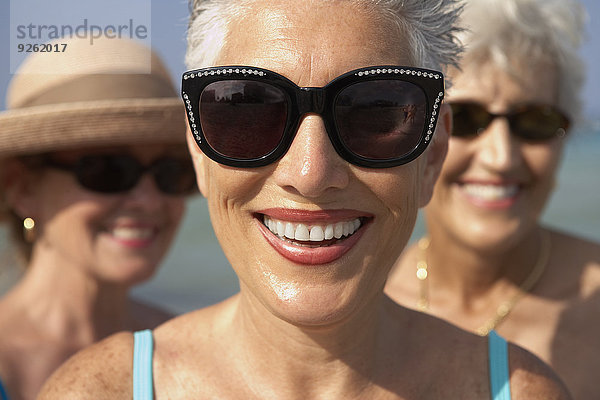 Senior Senioren Frau Strand Kleidung Sonnenbrille