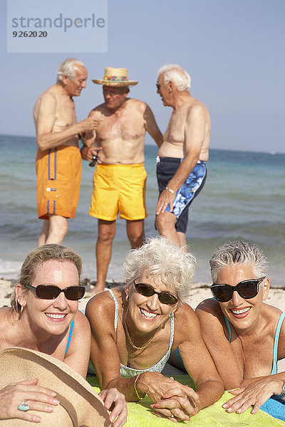 Senior Senioren Freundschaft Entspannung Strand
