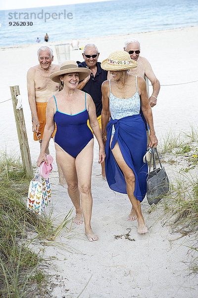 Senior Senioren Freundschaft gehen Strand