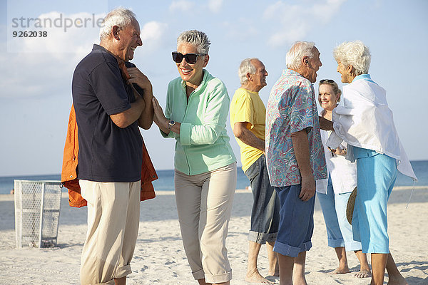 Senior Senioren sprechen Freundschaft Strand