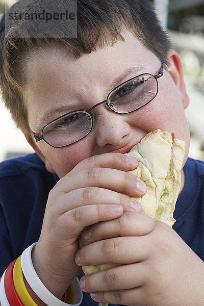 Außenaufnahme Junge - Person Sandwich essen essend isst freie Natur