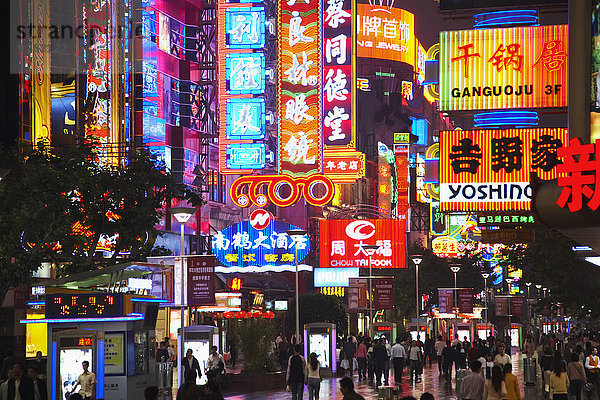 hoch oben beleuchtet Nacht Straße Großstadt China Shanghai