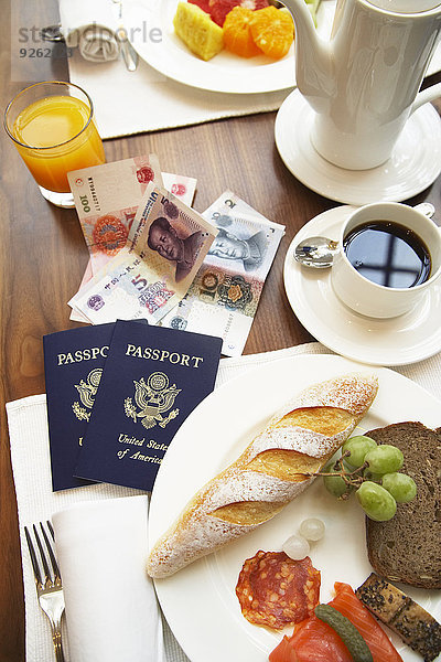 Lebensmittel Geld Reisepass Tisch Frühstück
