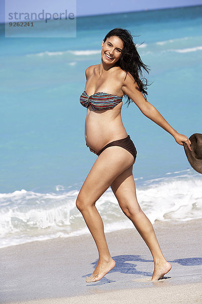 Frau gehen Strand Hispanier Schwangerschaft