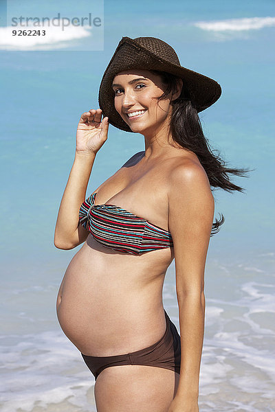 Frau lächeln Strand Hispanier Schwangerschaft