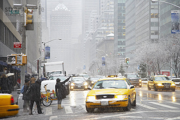 New York City Mensch Vereinigte Staaten von Amerika USA Menschen Straße Großstadt Taxi herbeiwinken