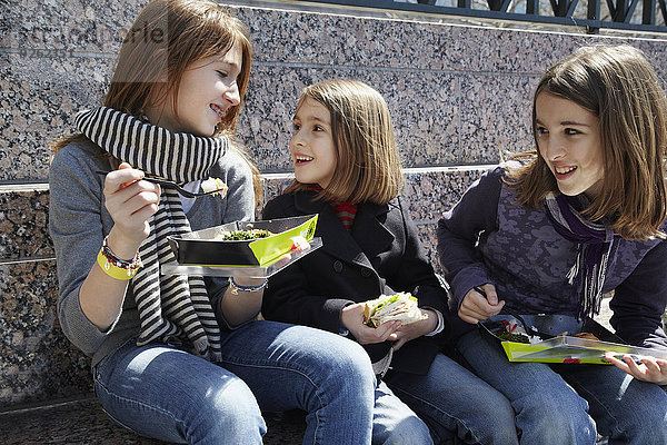 Außenaufnahme Zusammenhalt Mädchen essen essend isst freie Natur