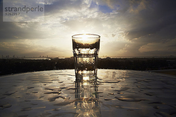 leer Außenaufnahme Glas nass Tisch freie Natur