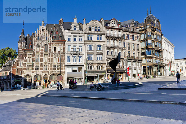 Belgien  Brüssel  Blick auf Brunnen und alte Gebäude am Mont des arts
