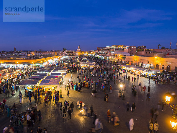 Afrika  Marokko  Marrakesch-Tensift-El Haouz  Marrakesch  Blick über den Markt am Djemaa el-Fna Platz am Abend
