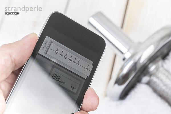 Handheld-Smartphone mit Herzfrequenzmonitor zur Anzeige von Herzrhythmusstörungen
