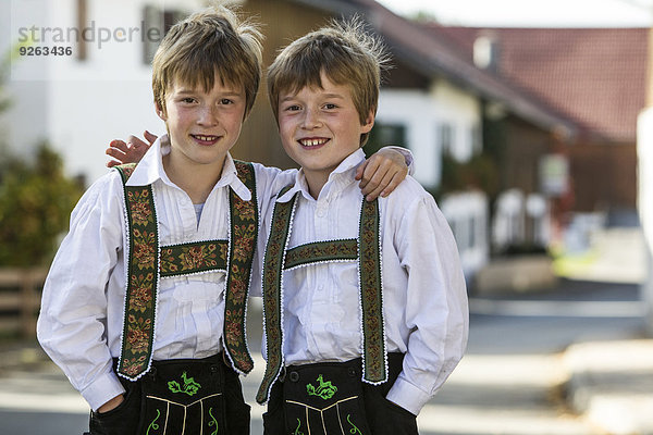 Deutschland  Murnau  Zwillingsbrüder in Tracht