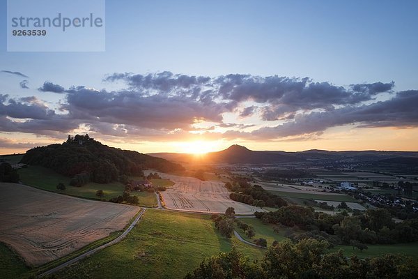 Deutschland  Baden-Württemberg  Landkreis Konstanz  Hegau  Maegdeberg bei Sonnenuntergang