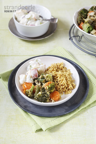 Schale mit vegetarischem Pistazien-Curry mit Pilaf und Raita