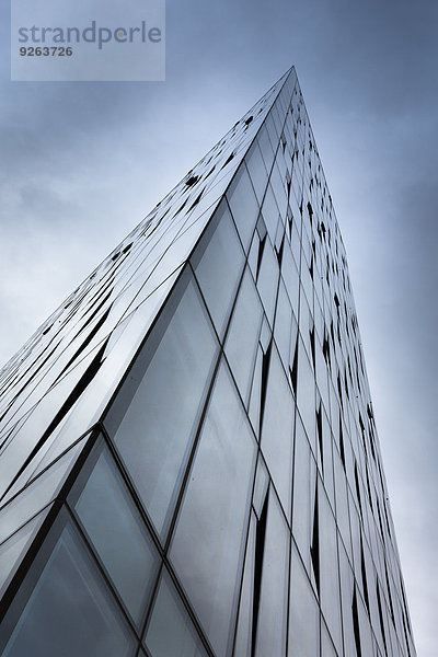 Insel  Reykjavik  Glasfassade des Bürogebäudes  Blick von unten