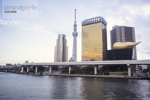 Japan  Tokio  Tokio Skytree mit Asahi Bierhalle und Sumida Fluss
