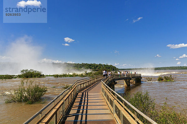 Südamerika  Argentinien  Parana  Iguazu-Nationalpark  Iguazu-Fälle  Tourist vor Teufelskehle