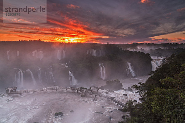 Südamerika  Argentinien  Brasilien  Iguazu-Nationalpark  Iguazu-Fälle bei Sonnenuntergang