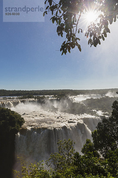 Südamerika  Brasilien  Parana  Iguazu-Nationalpark  Iguazu-Fälle gegen die Sonne