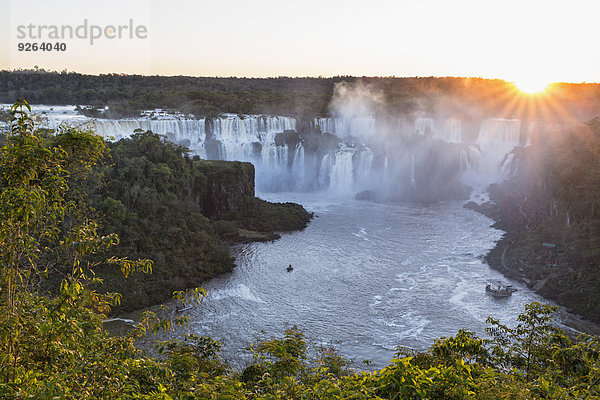 Südamerika  Brasilien  Parana  Iguazu-Nationalpark  Iguazu-Fälle gegen die Abendsonne