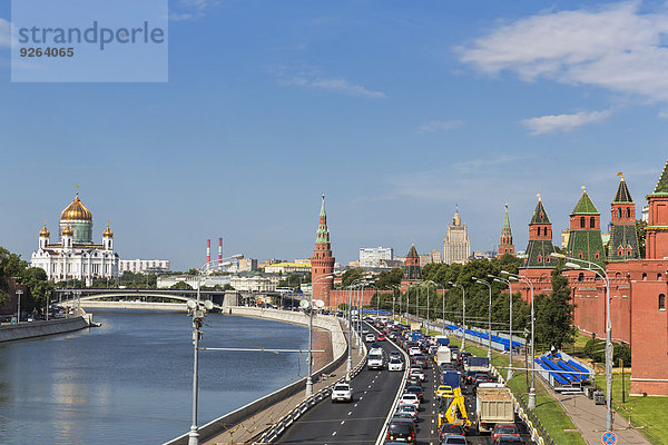 Russland  Moskau  Straße  Christ-Erlöser-Kathedrale  Kreml-Mauer und Moskwa-Fluss