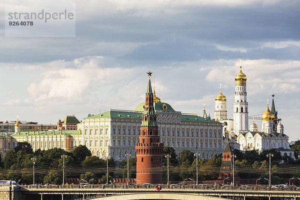 Russland  Moskau  Kremlmauer mit Türmen und Kathedralen