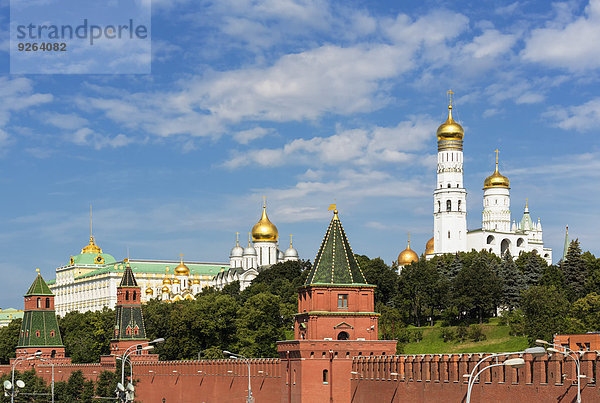 Russland  Moskau  Kremlmauer mit Türmen und Kathedralen