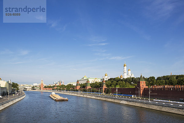 Russland  Moskau  Moskwa  Kremlmauer mit Türmen und Kathedralen