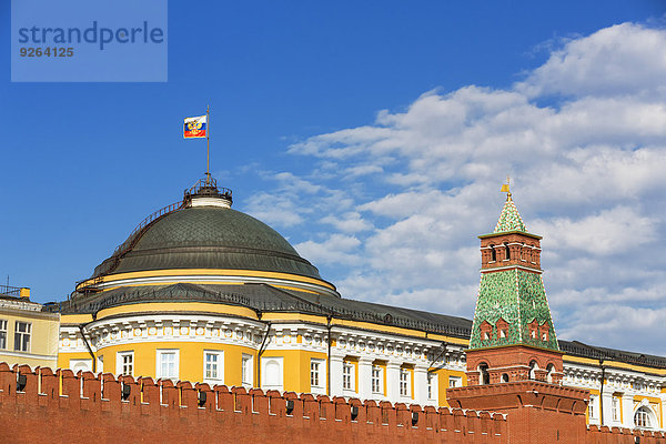Russland  Moskau  Roter Platz mit Senatspalast und Turm und Kreml-Mauer