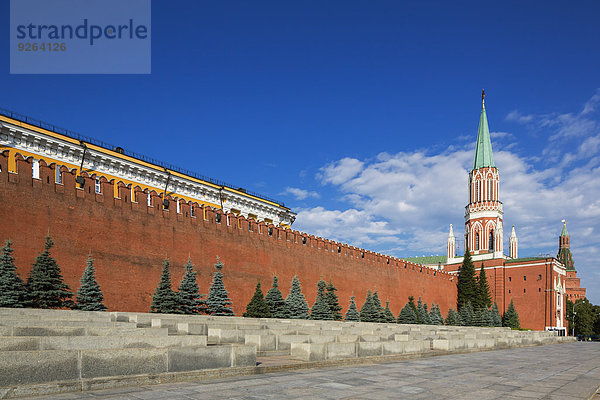 Russland  Moskau  Roter Platz mit Senatspalast  Nikolskaja-Turm und Kreml-Mauer