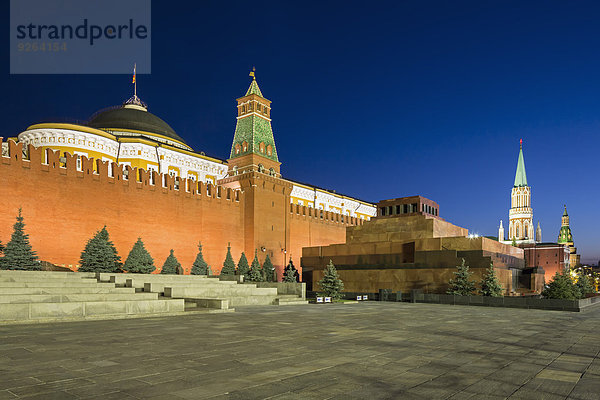 Russland  Zentralrussland  Moskau  Roter Platz  Basilius-Kathedrale  Kreml-Mauer  Kreml-Senat  Senatsturm  Spasskaja-Turm und Lenin-Mausoleum am Abend