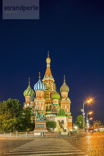 Russland  Zentralrussland  Moskau  Roter Platz  Basilius-Kathedrale und Denkmal für Minin und Pozharsky bei Nacht