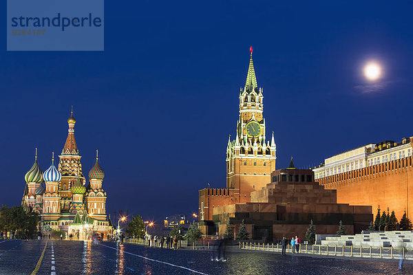 Russland  Zentralrussland  Moskau  Roter Platz  Basilius-Kathedrale  Kreml-Mauer  Kreml-Senat  Senatsturm  Spasskaja-Turm und Lenin-Mausoleum bei Nacht