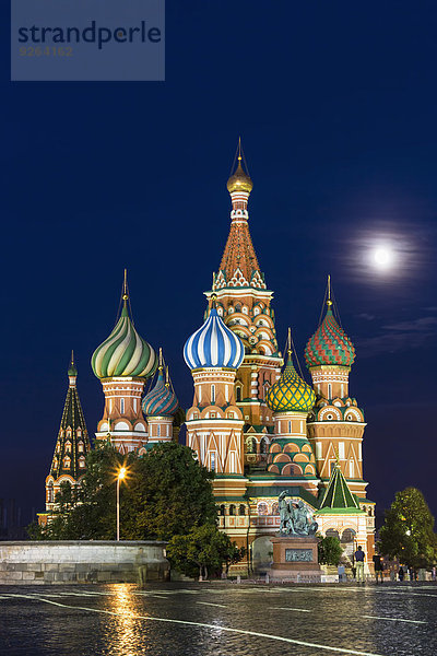 Russland  Zentralrussland  Moskau  Roter Platz  Basilius-Kathedrale und Denkmal für Minin und Pozharsky bei Nacht