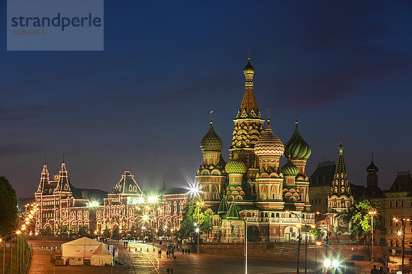 Russland  Zentralrussland  Moskau  Roter Platz  Basilius-Kathedrale und GUM-Kaufhaus bei Nacht