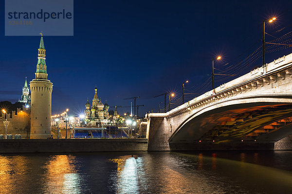 Russland  Zentralrussland  Moskau  Roter Platz  Basilius-Kathedrale  Kreml-Mauer und -Brücke  Moskwa bei Nacht