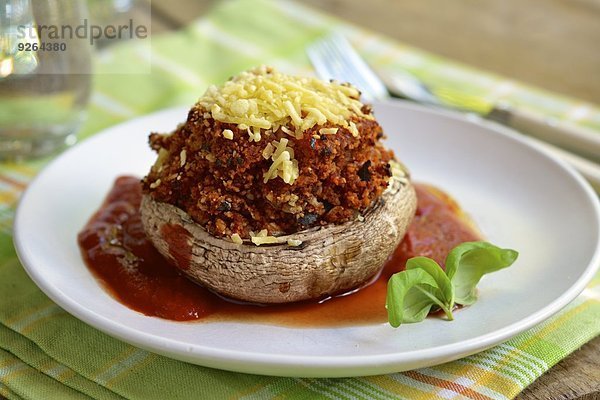 Walnuss gefüllte Portobello-Pilze mit veganem Käse und Tomatensauce