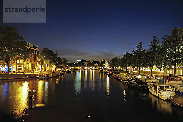 Niederlande  Nordholland  Amsterdam  Amstel bei Nacht