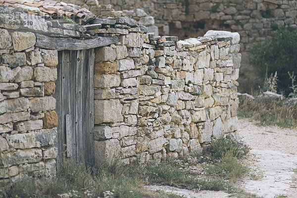 Spanien  Provinz Soria  Rello  alte Holztür in einer neutralen Steinmauer