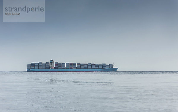 Spanien  Andalusien  Tarifa  Straße von Gibraltar  Containerschiff