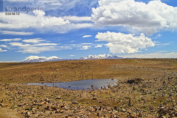Südamerika  Peru  Anden  Karge Landschaft mit Teich