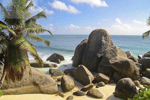 Seychellen  Blick auf einen Strand auf Mahe Island