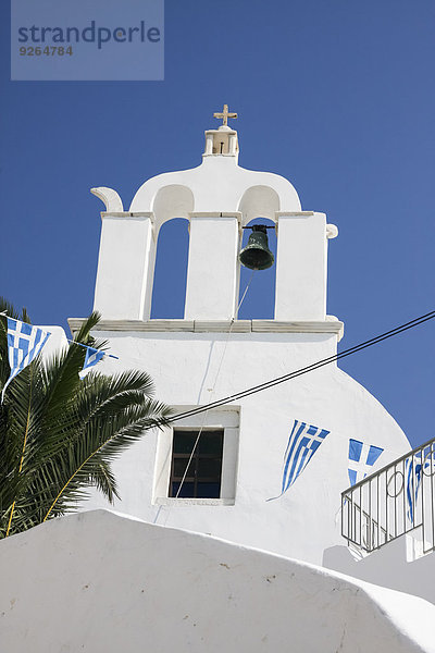 Griechenland  Kykladen  Naxos  Blick auf Glockenturm einer Kirche und griechische Wimpel auf einer Linie