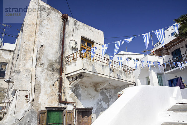 Griechenland  Kykladen  Naxos  Altes Haus und griechische Wimpel auf einer Linie