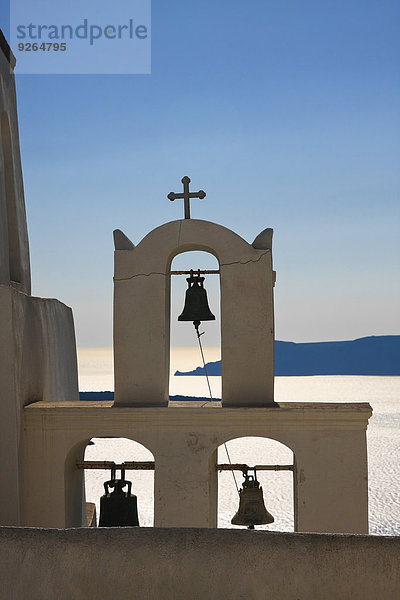 Griechenland  Kykladen  Santorini  Blick auf den Glockenturm einer Kirche vor dem Meer