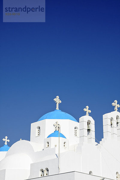 Griechenland  Kykladen  Naxos  Blick auf eine typisch griechische Kirche