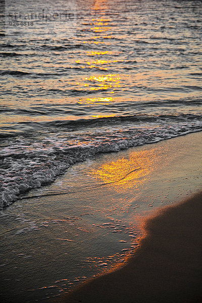 Griechenland  Sonnenlicht reflektiert auf dem Wasser am Strand
